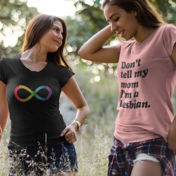 T-Shirt Addicts Tops - Don't Tell My Mom I'm A Lesbian T-Shirt